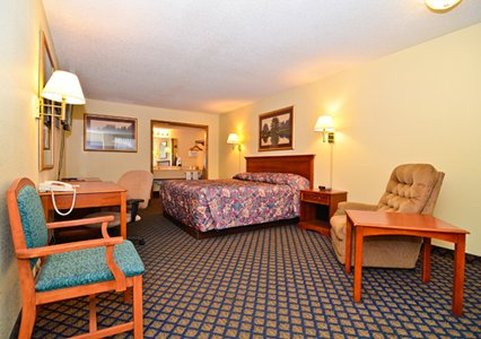 Econo Lodge Inn & Suites - Salina, KS