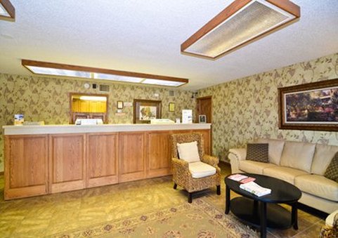 Econo Lodge Inn & Suites - Salina, KS