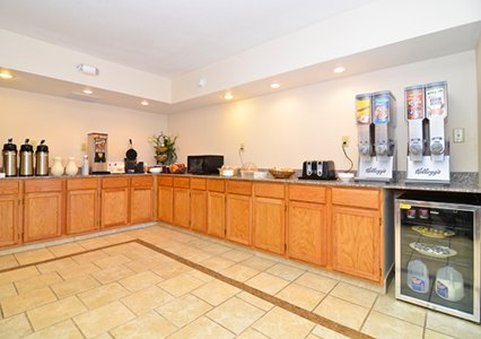 Econo Lodge Inn & Suites - Salina, KS