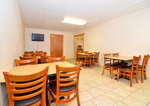 Econo Lodge Inn & Suites - Salina, KS