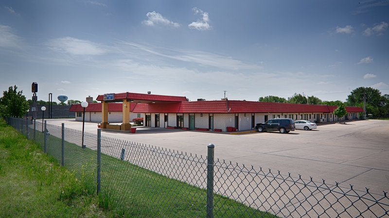 Red Coach Inn - Newton, KS