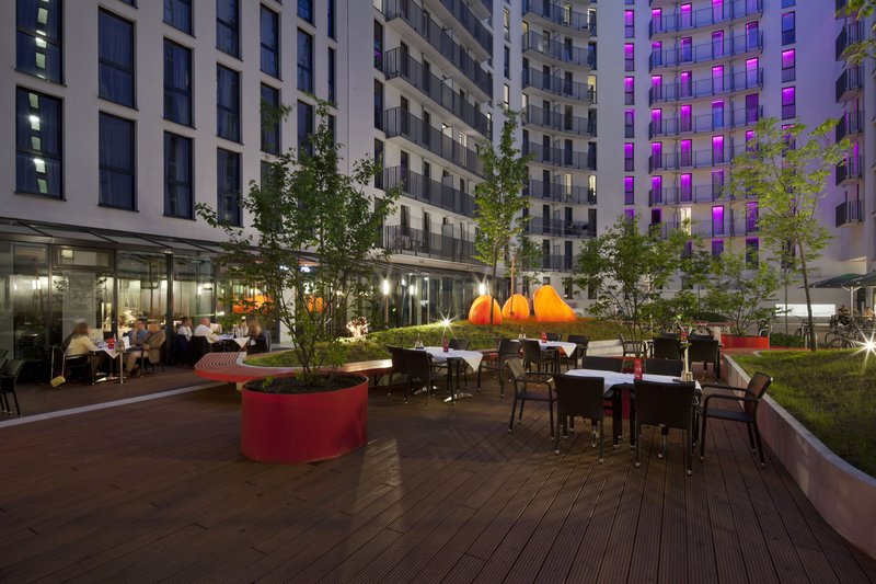Hotel Holiday Inn Berlin - Centre Alexanderplatz Pátio para hóspedes