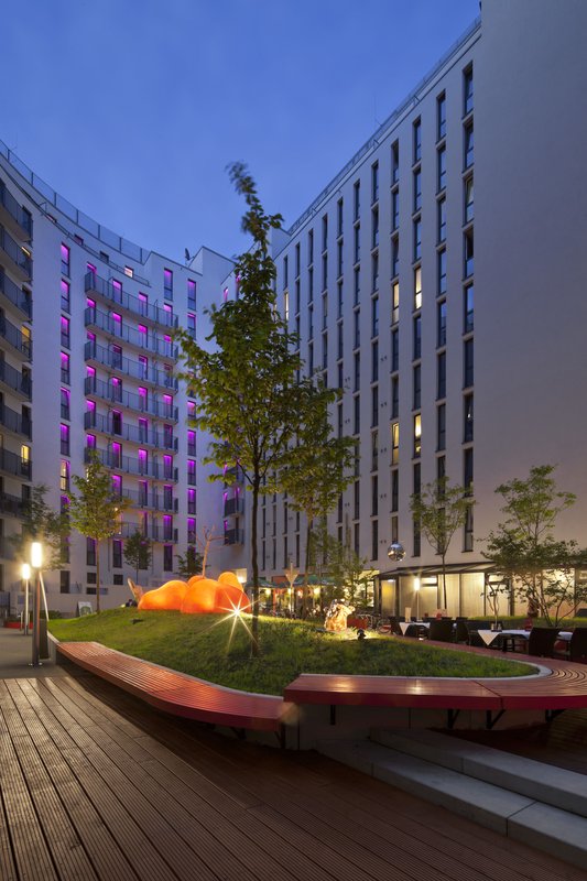 Hotel Holiday Inn Berlin - Centre Alexanderplatz Pátio para hóspedes
