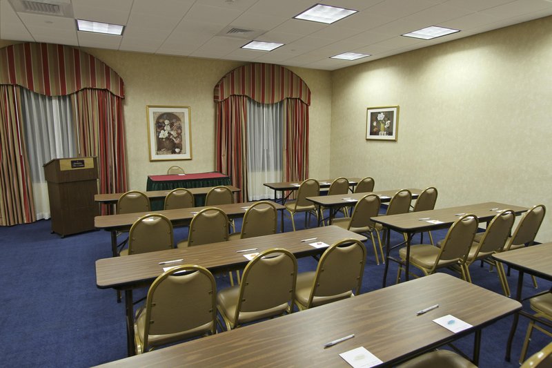 Hampton Inn & Suites Rockville Centre - Rockville Centre, NY