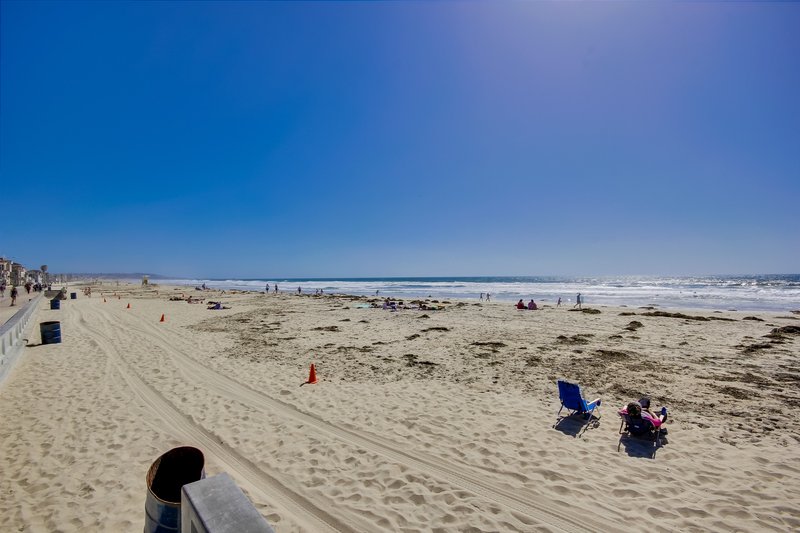 Surfer Beach Hotel - San Diego, CA