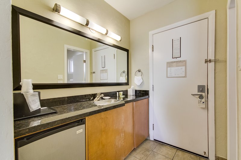 Surfer Beach Hotel - San Diego, CA