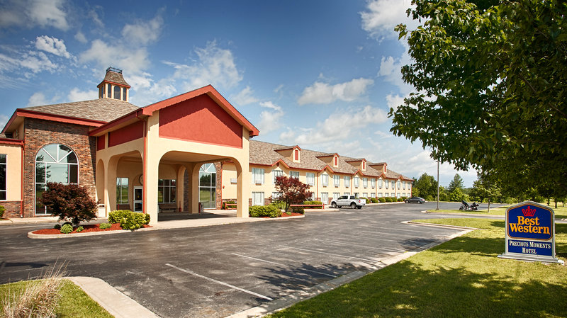 Moments Hotel - Carthage, MO