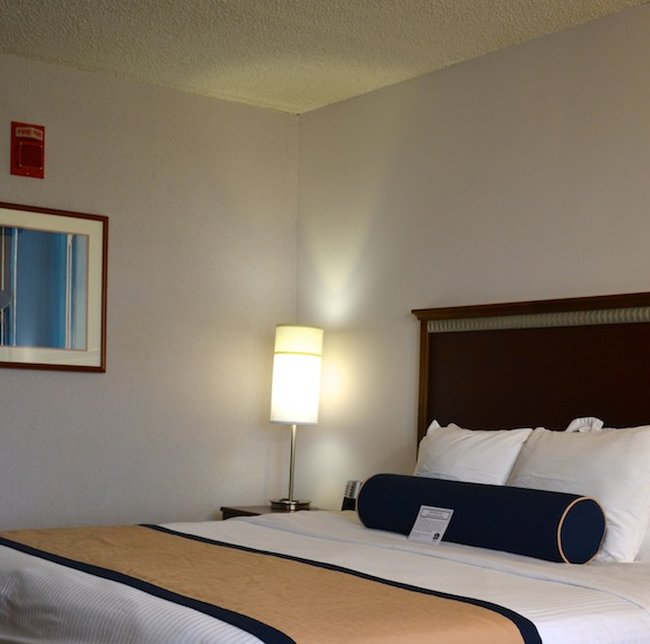 Midway Hotel & Suites - Brookfield, WI