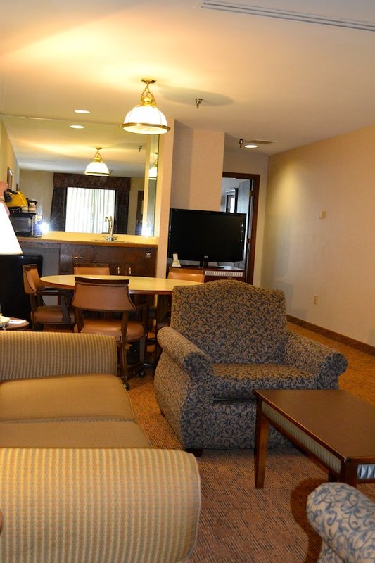 Midway Hotel & Suites - Brookfield, WI