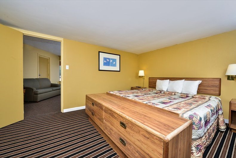 Econo Lodge Inn & Suites - Gilbertsville, KY