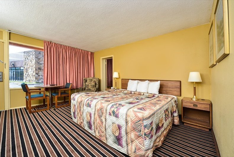 Econo Lodge Inn & Suites - Gilbertsville, KY