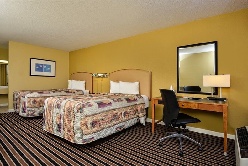 Econo Lodge Inn & Suites - Gilbertsville, KY