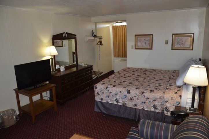 Red Carpet Inn & Suites - Ebensburg, PA