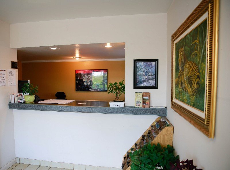 Red Carpet Inn & Suites - Culpeper, VA