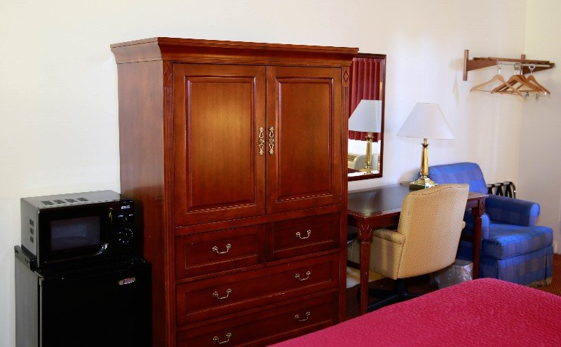 Red Carpet Inn & Suites - Culpeper, VA