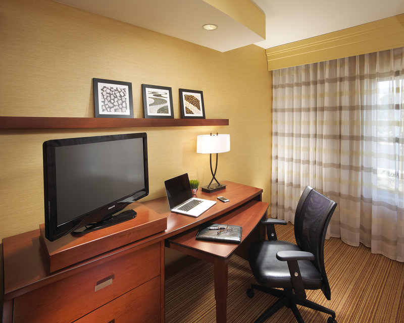 Courtyard By Marriott Long Beach Airport - Long Beach, CA