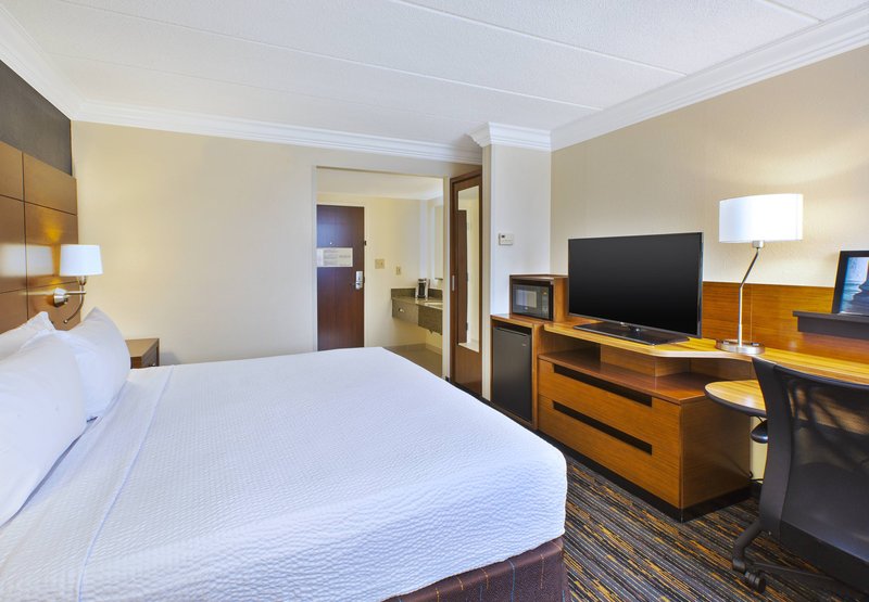 Holiday Inn Express RESTON HERNDON-DULLES AIRPORT - Herndon, VA