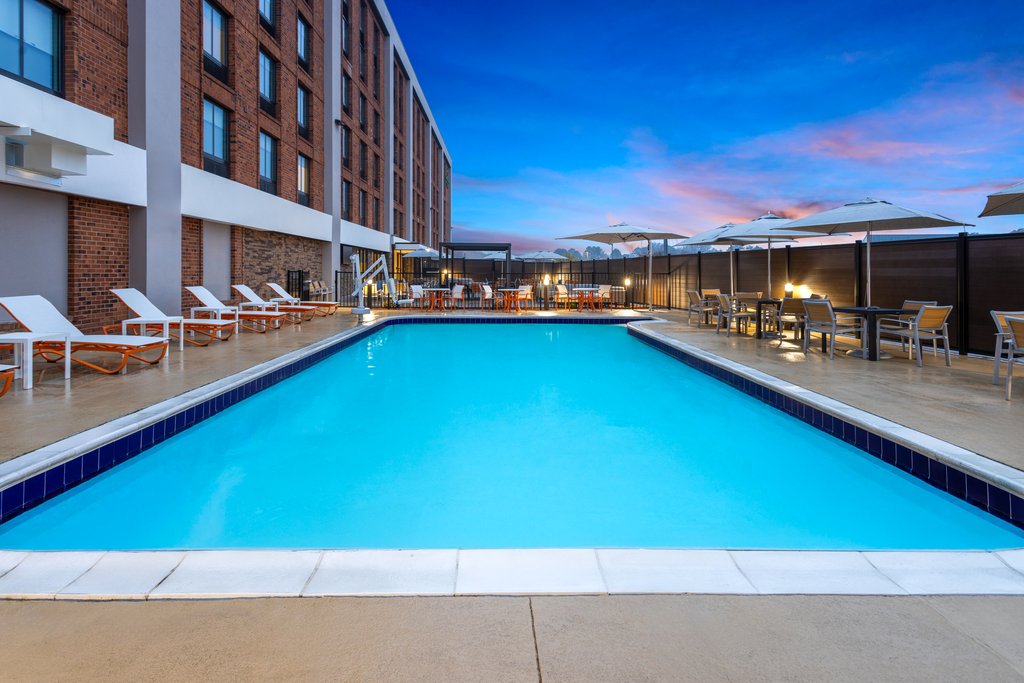 Holiday Inn & Suites RICHMOND – WEST END - Tap to explore photos