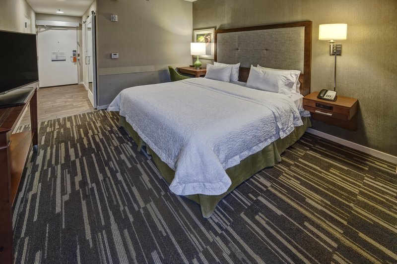 Hampton Inn Charlottesville - Charlottesville, VA