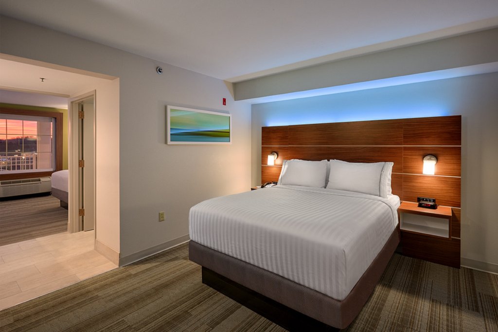 Holiday Inn Express Pigeon Forge – Sevierville - Tap to explore photos