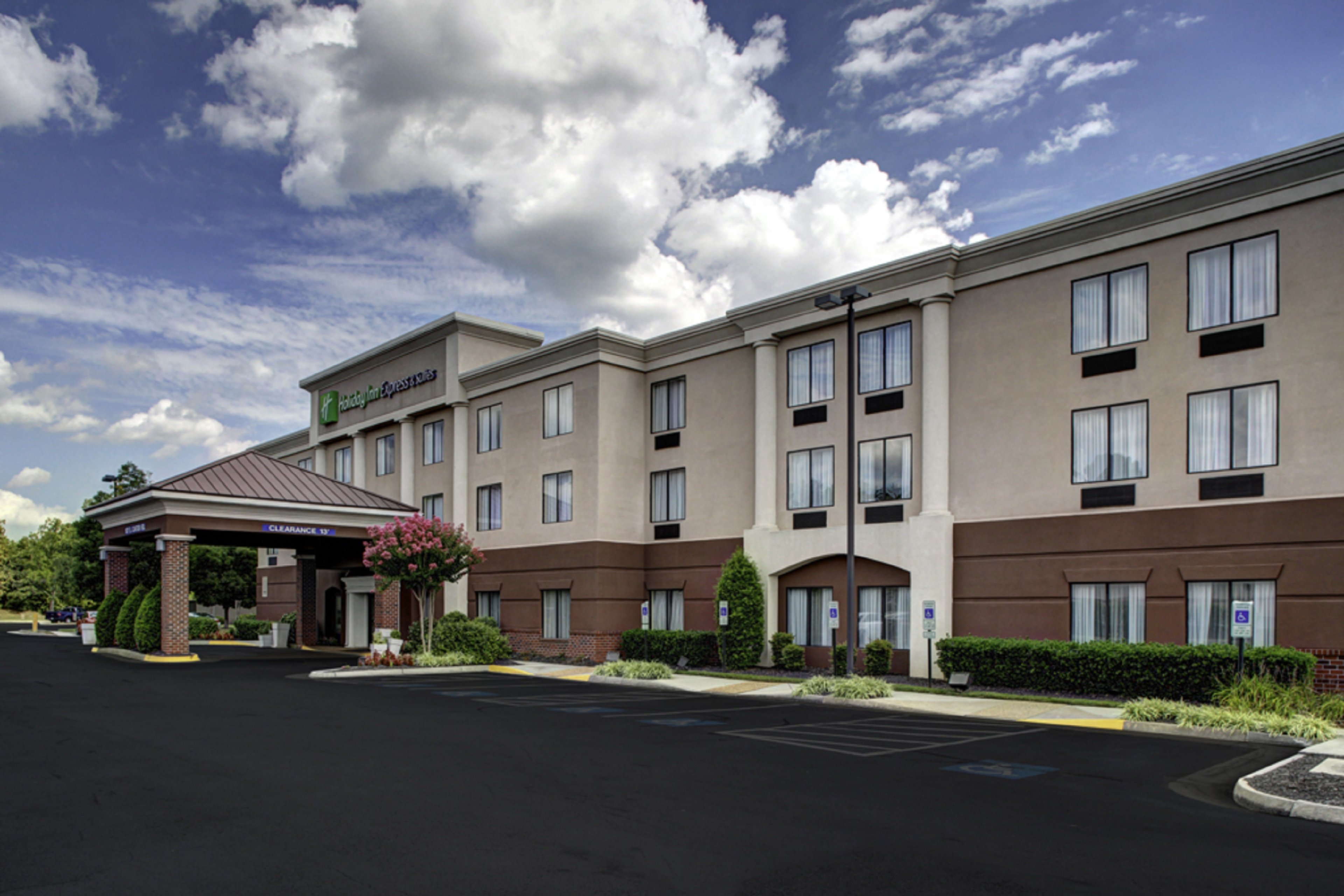 Holiday Inn Express & Suites Ashland Tourist Class Ashland, VA Hotels