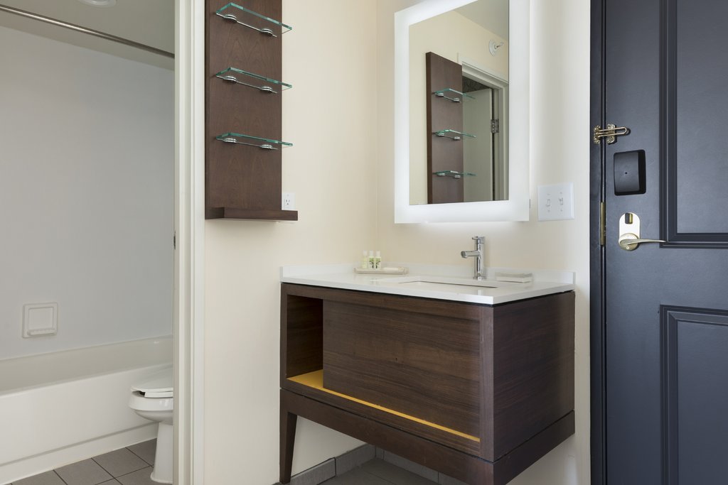 Holiday Inn - Bloomington W MSP Airport Area - Tap to explore photos