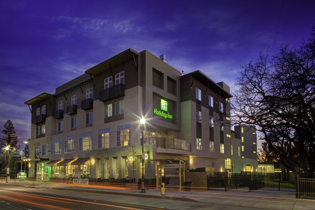Holiday Inn Windsor Wine Country - Tap to explore photos