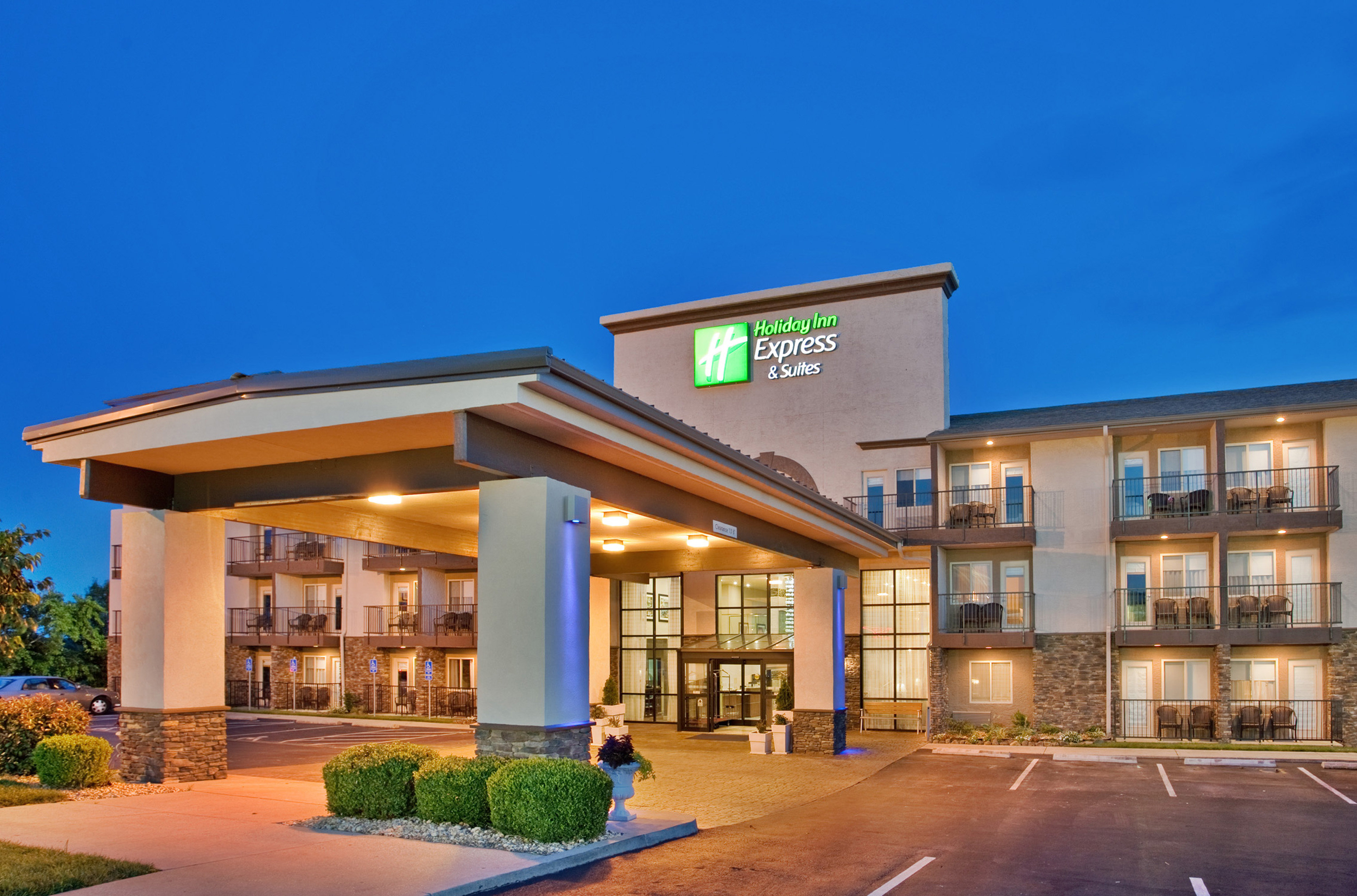 Holiday Inn Express Suites Branson 76 Tourist Class Branson Mo Hotels Gds Reservation Codes Travel Weekly