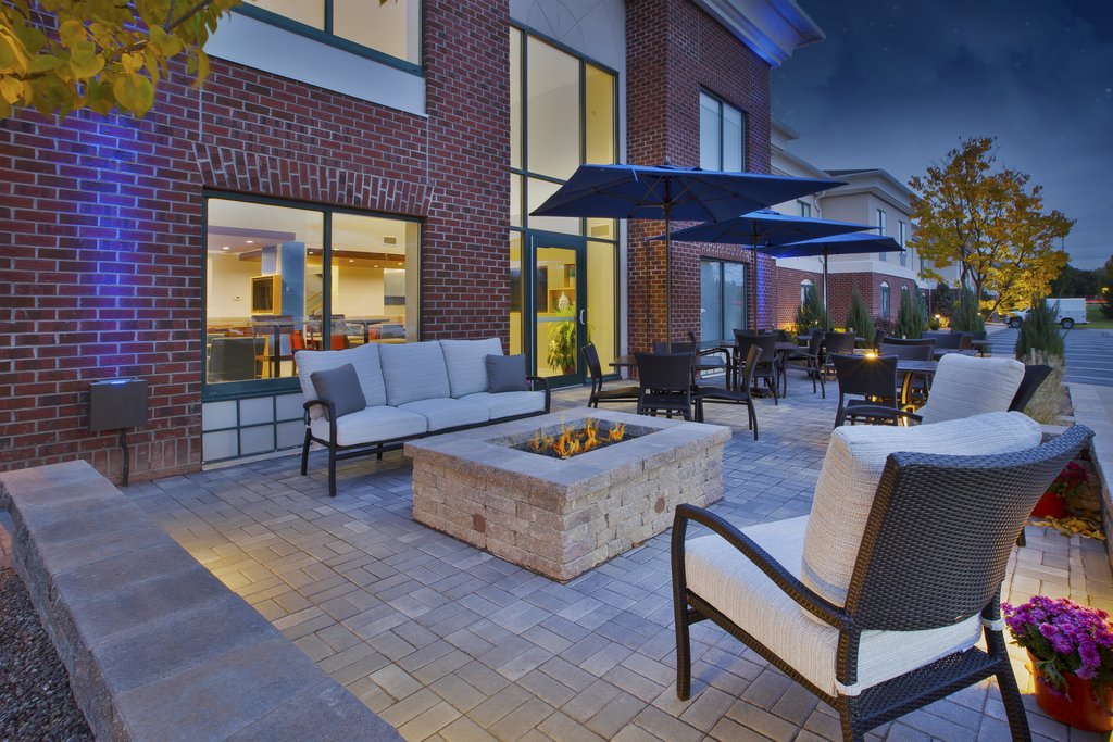 Holiday Inn Express & Suites ROCHESTER-VICTOR - Tap to explore photos