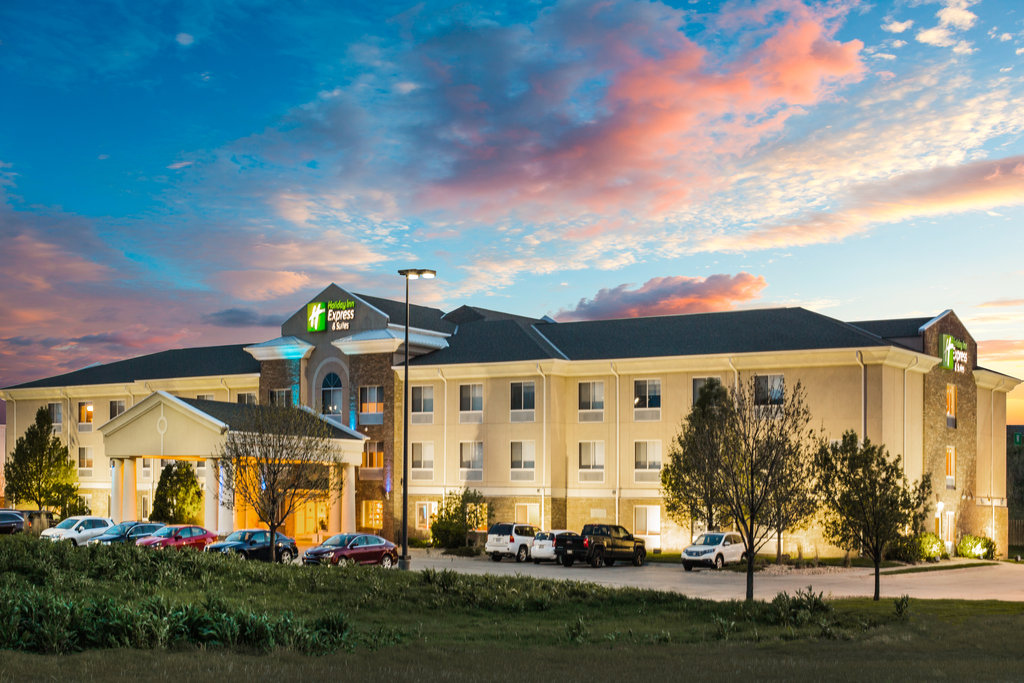 Holiday Inn Express & Suites BELLEVUE (OMAHA AREA) - Tap to explore photos