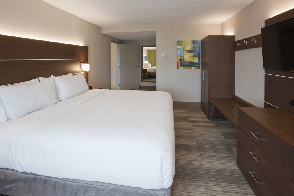 Holiday Inn Express ROSEVILLE-ST. PAUL - Tap to explore photos