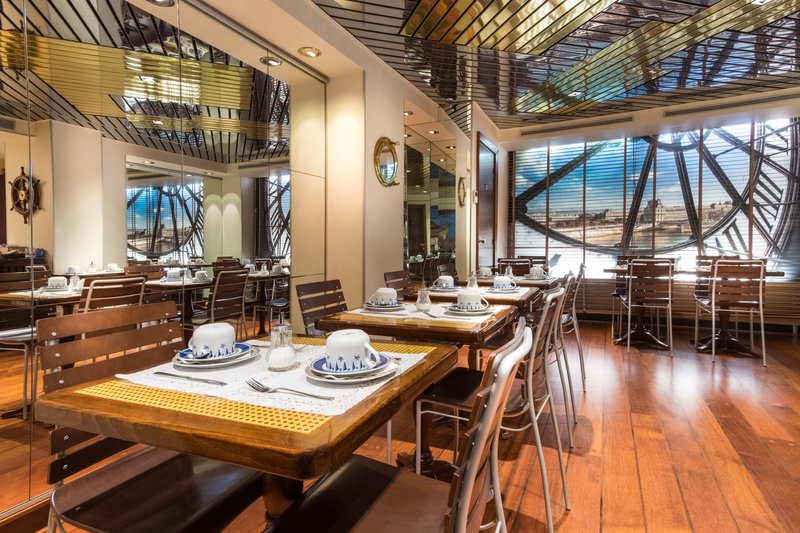 Holiday Inn and Suites Vancouver Downtown