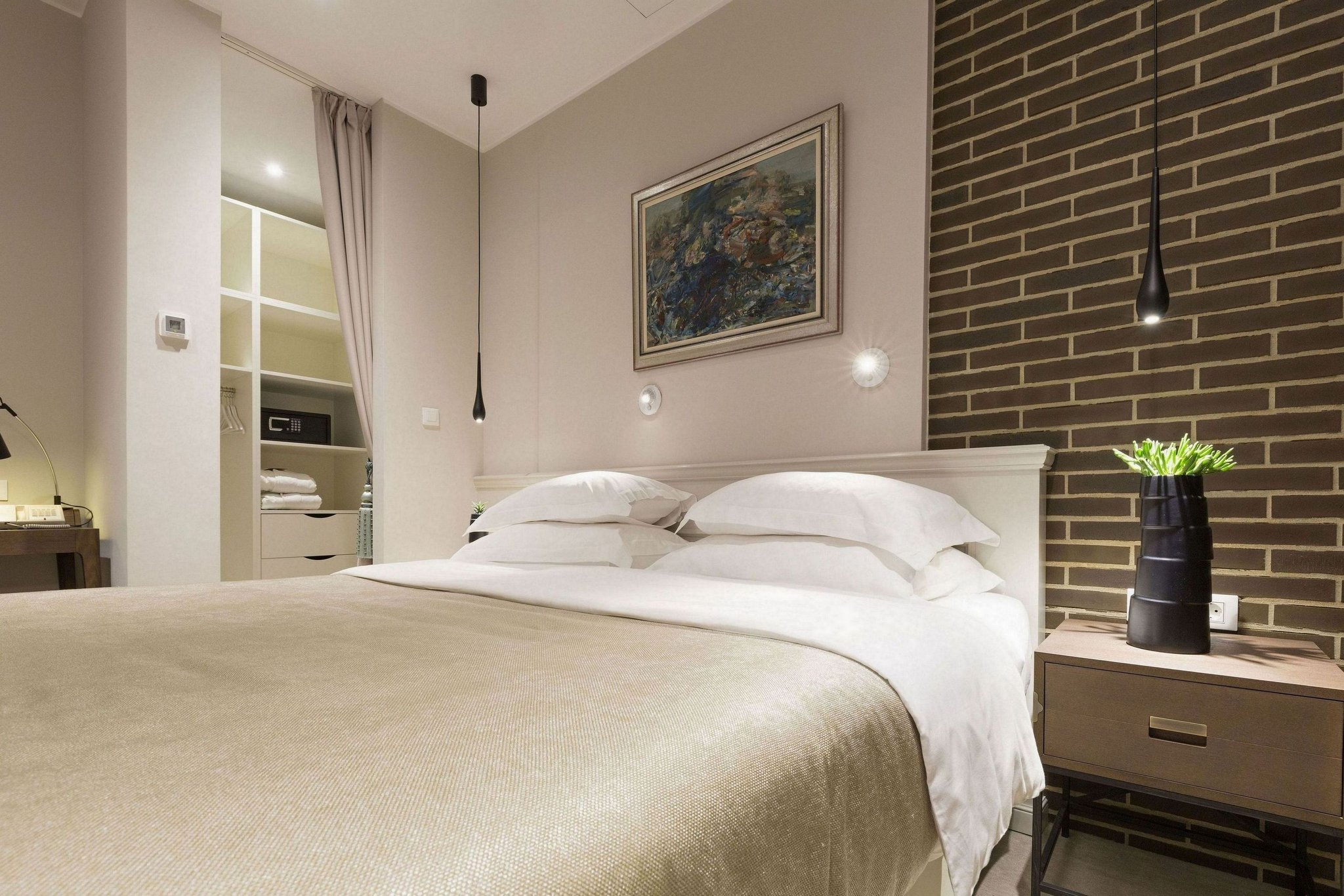 Envoy Hotel