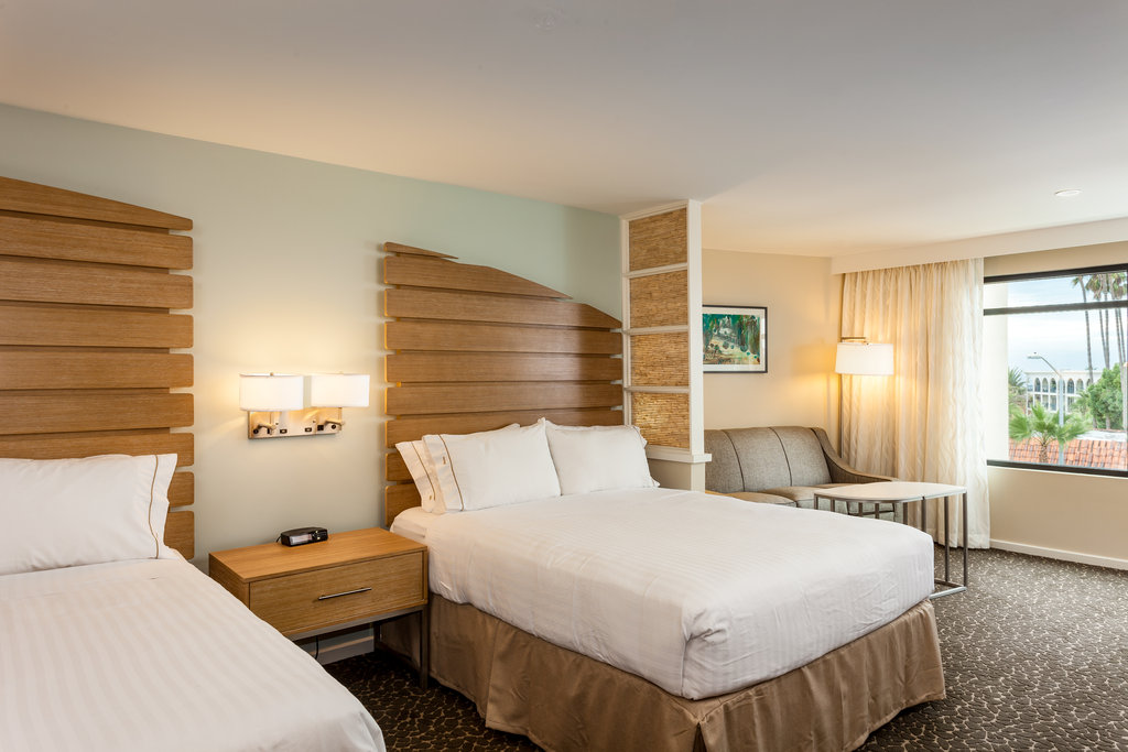 Holiday Inn Express and Suites La Jolla - Beach Area - Tap to explore photos