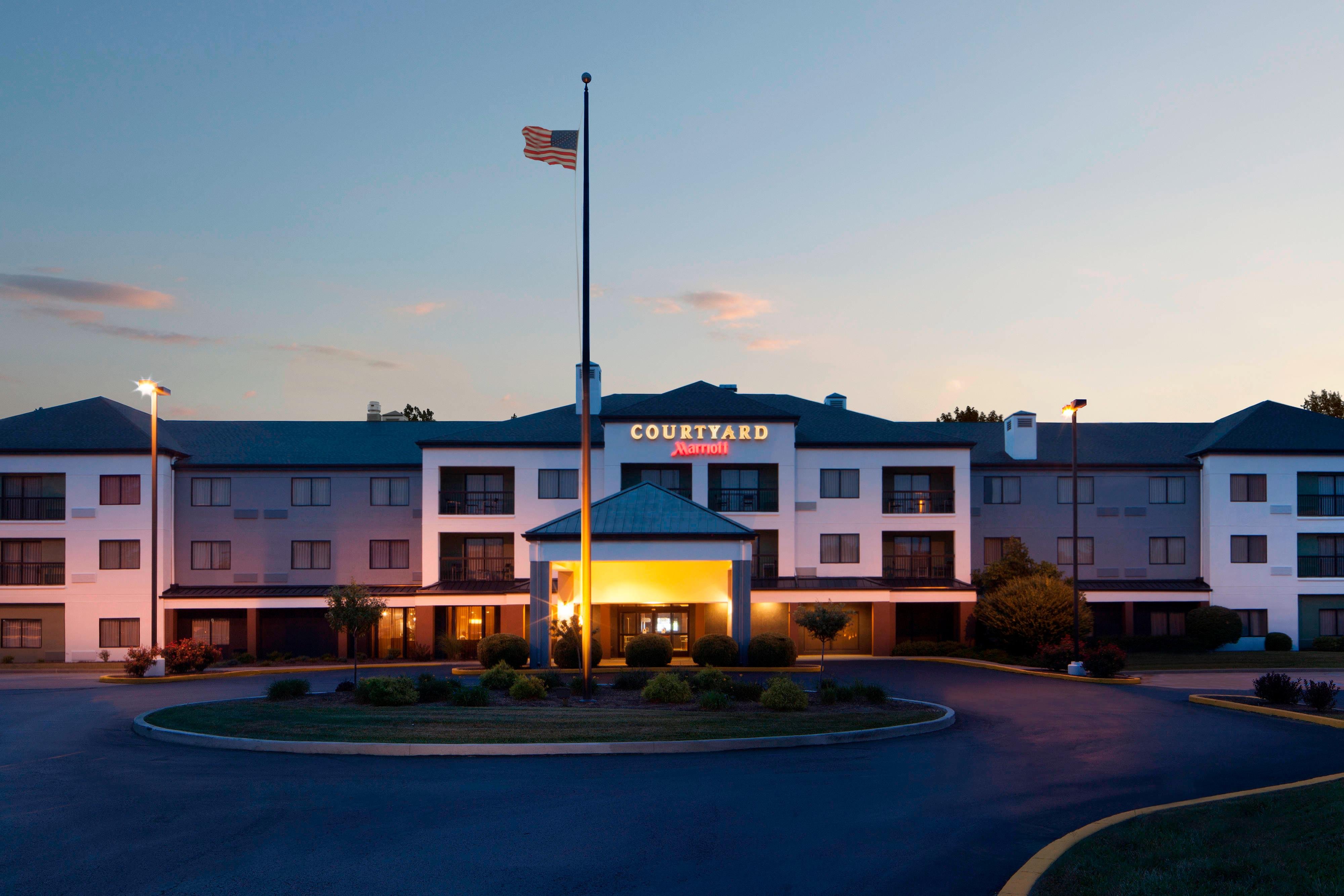 Courtyard Columbus Tipton Lakes First Class Columbus, IN Hotels GDS