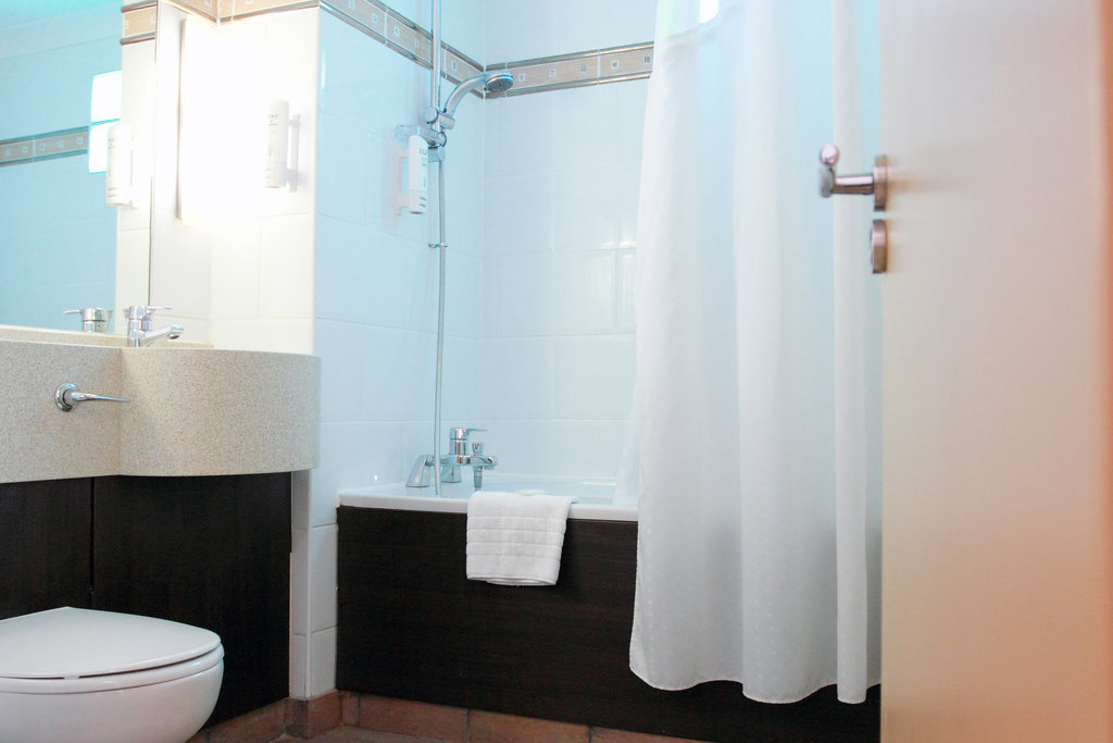 Holiday Inn A55 CHESTER WEST - Tap to explore photos