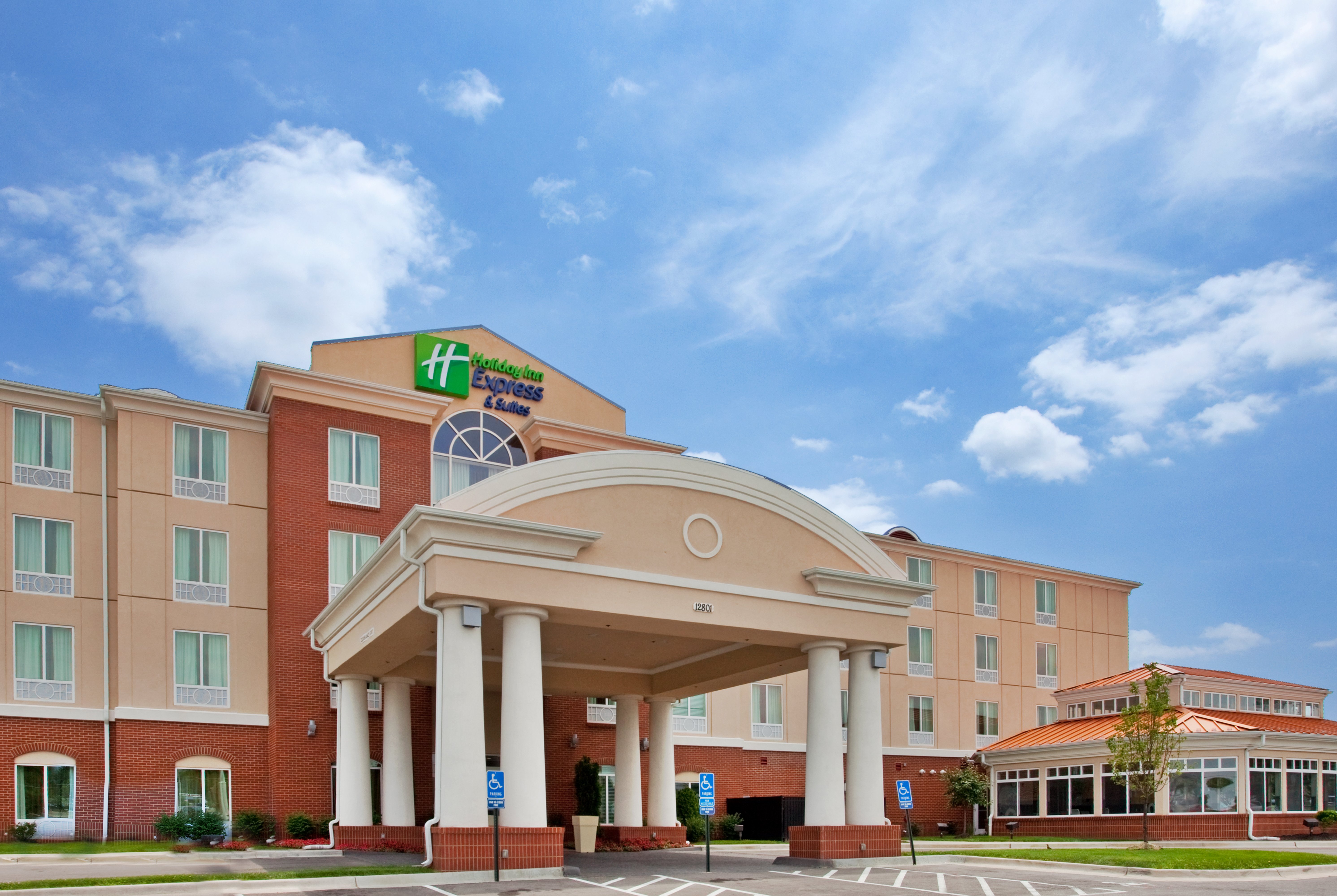 Holiday Inn Express & Suites Kansas City Tourist Class Grandview, MO