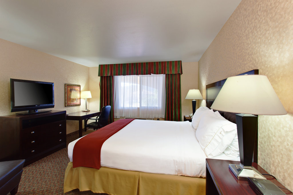 Holiday Inn Express TEMECULA - Tap to explore photos