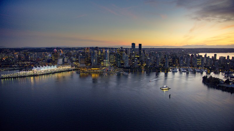 Holiday Inn and Suites Vancouver Downtown