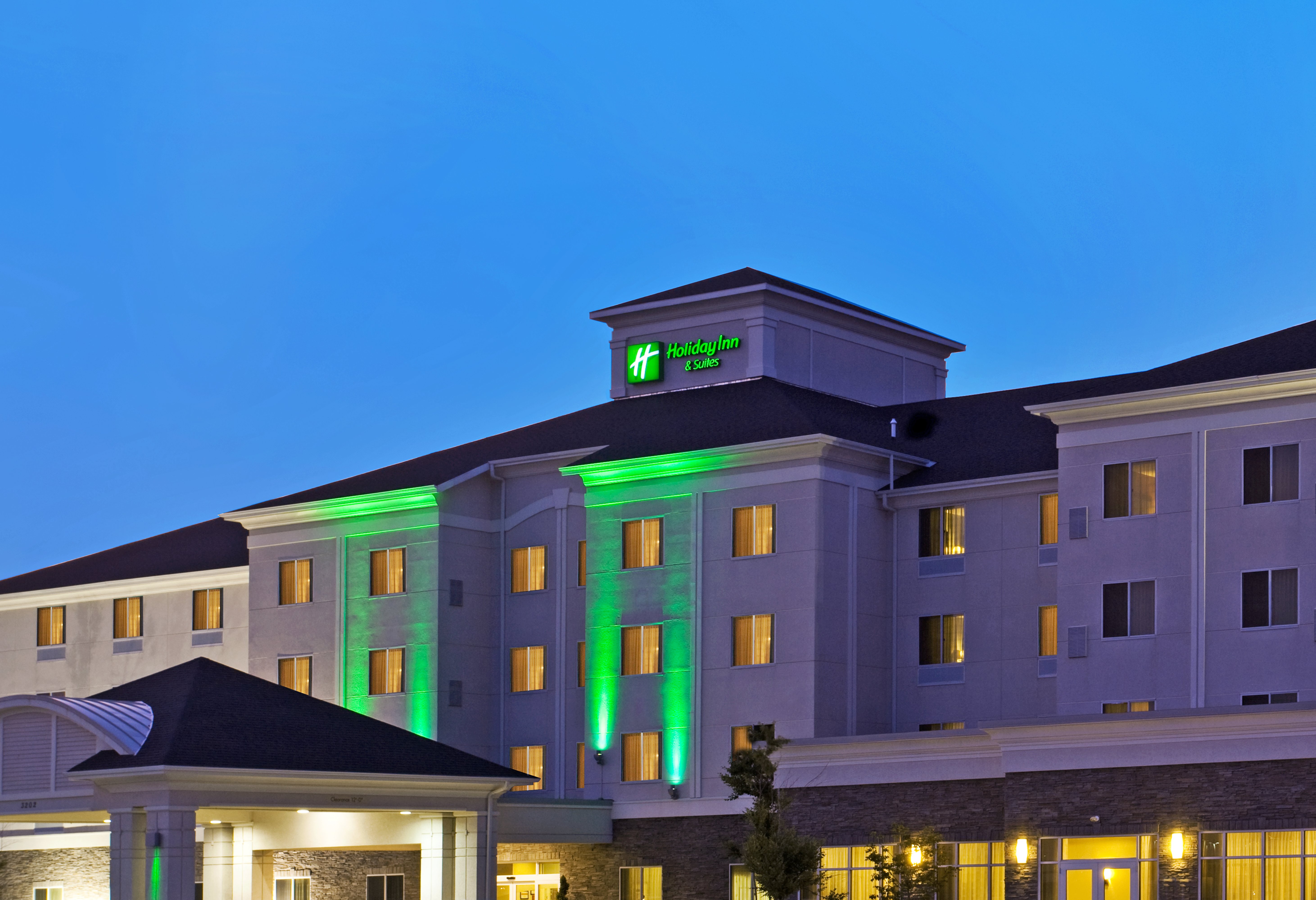 Holiday Inn Hotel & Suites Airport