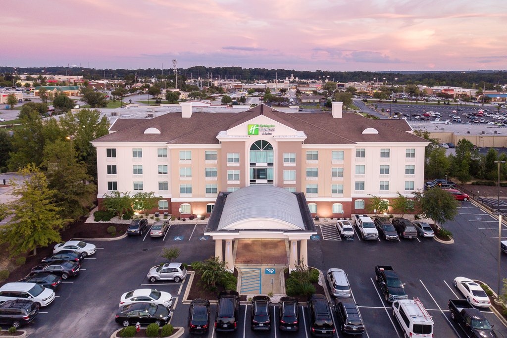 Holiday Inn Express & Suites COLUMBIA-I-26 @ HARBISON BLVD - Tap to explore photos