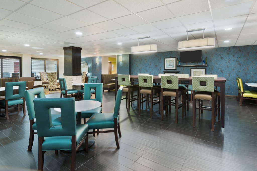 Holiday Inn Express & Suites BENTONVILLE - Tap to explore photos