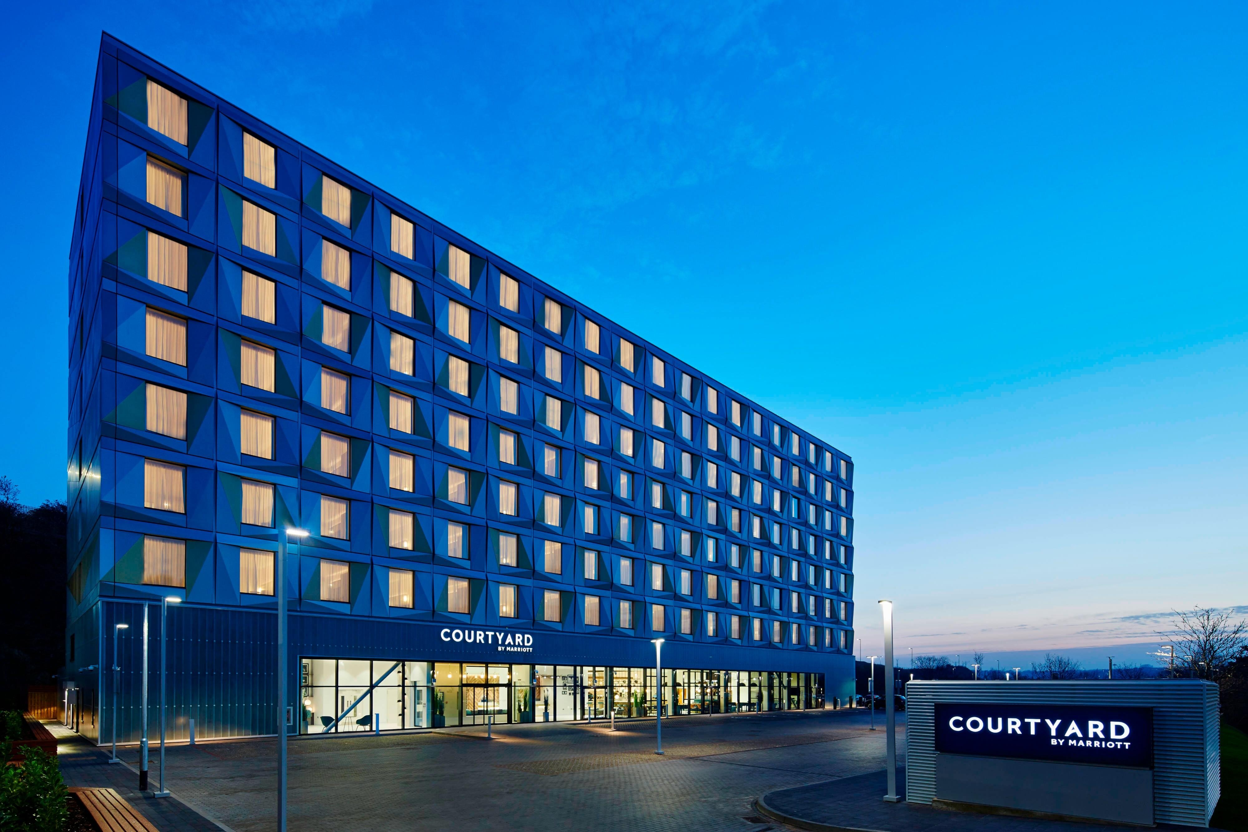 Courtyard Marriott Luton Airport- First Class Luton  England Hotels