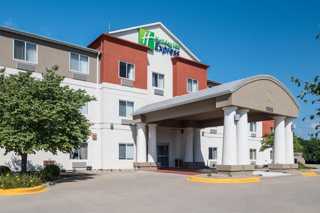 Holiday Inn Express & Suites BURLINGTON - Tap to explore photos