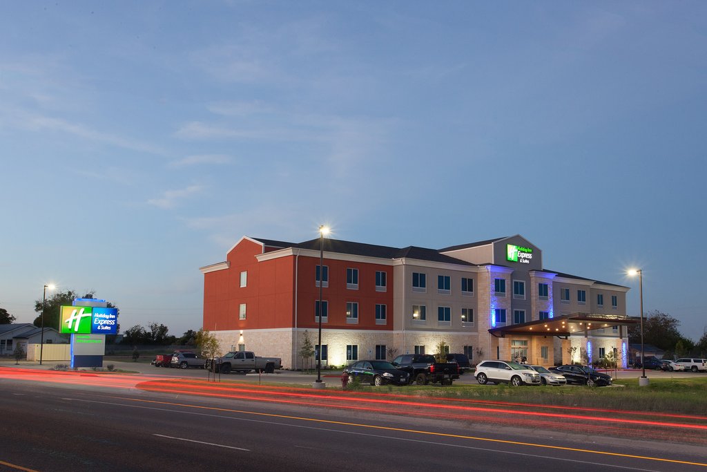 Holiday Inn Express & Suites GATESVILLE - N. FT HOOD - Tap to explore photos