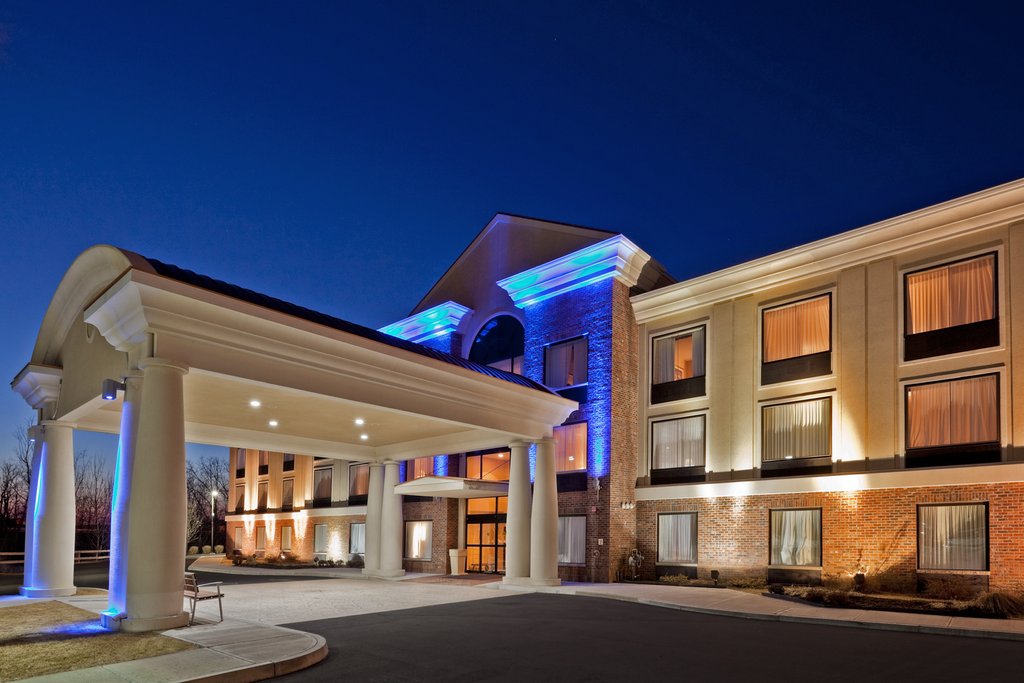 Holiday Inn Express & Suites CLIFTON PARK - Tap to explore photos