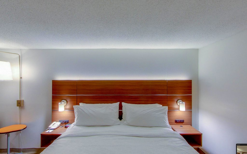 Holiday Inn Express Fort Wayne - East - New Haven - Tap to explore photos