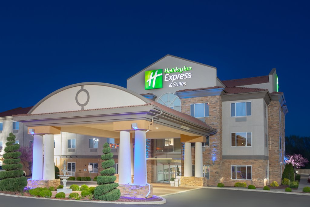 Holiday Inn Express & Suites TUCUMCARI - Tap to explore photos