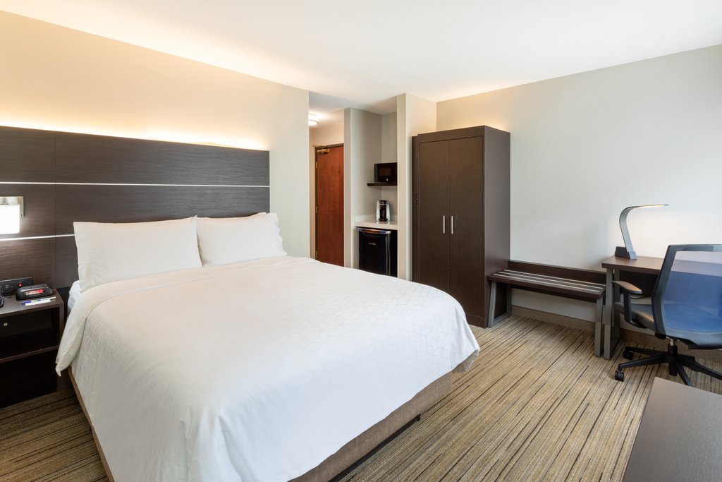 Holiday Inn Express & Suites MINNEAPOLIS-DWTN (CONV CTR) - Tap to explore photos