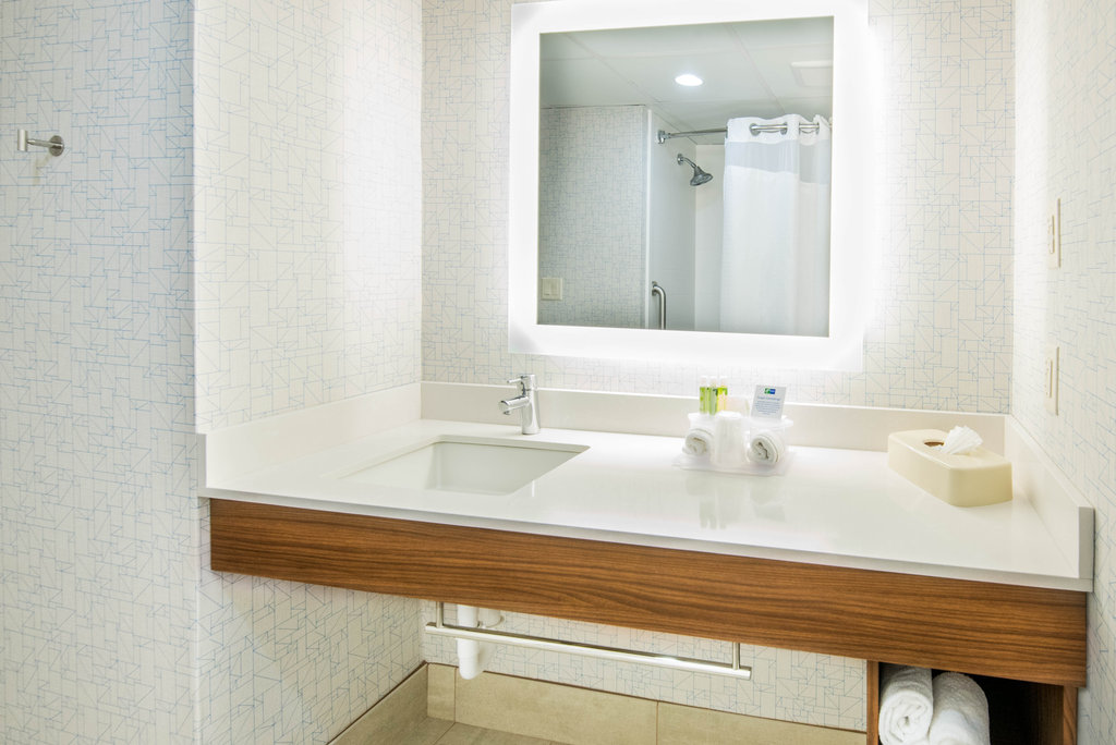 Holiday Inn Express & Suites WOODBRIDGE - Tap to explore photos